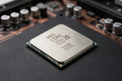 Processeur Intel Core i9 de dernière génération posé sur une surface noire avec carte mère en arrière-plan flou